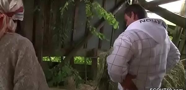 Teeny vom Bauernhof bekommt ihren ersten Fick vom Stief-Dad